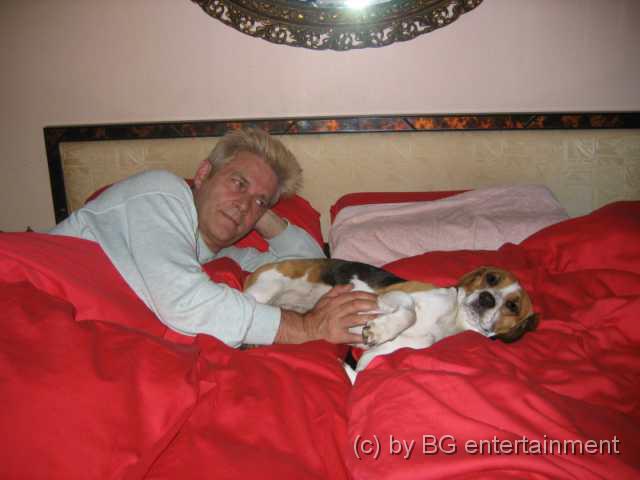 photo07.jpg - 13.06.2005 ... wer hatte nochmal gesagt, der Hund käme nicht ins Bett??!?!?!?