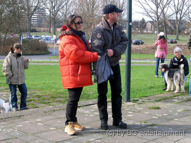 IMG_4053.jpg - Der Meister wuschelt noch mal alle Zettel im Sackerl gut durch...