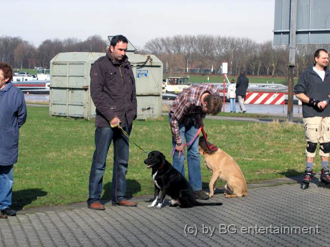 IMG_4085.jpg - Und auch Zuschauer säumten wieder den Weg (man sollte langsam mal Eintritt von denen verlangen *g*)
