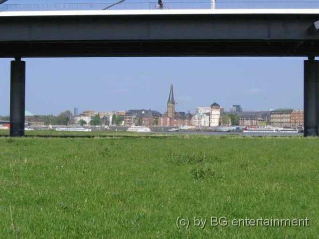 photo01.jpg - Altstadt-Kulisse, durch die Kniebrücke betrachtet