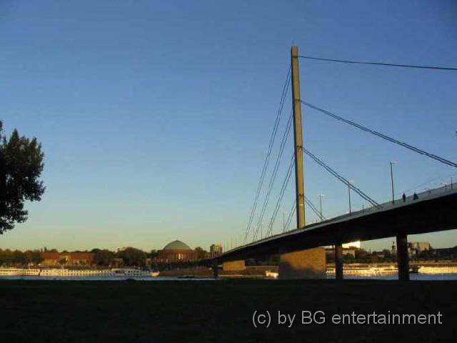 photo03.jpg - nochmal Tonhalle und Oberkasseler Brücke